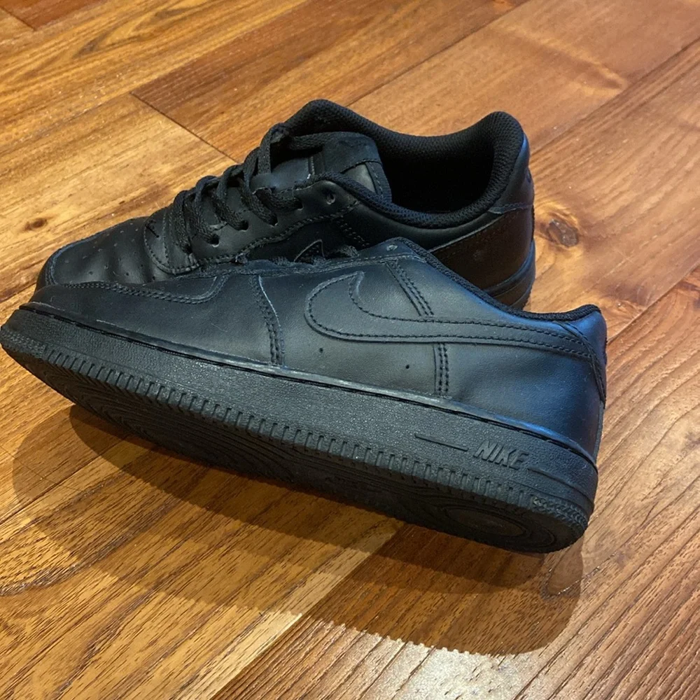 Kids Black Nike Sneakers - Picture 11 of 11
